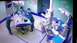 Doctors remain calm and continue surgery as earthquake tremors shake hospital in China