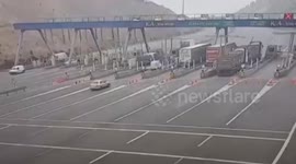 Turkey: MOMENT – Four dead in car crash on highway in Istanbul