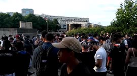 Hundreds of people hunting pokemon in pokemon go