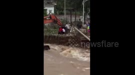 邯郸涉县新人用挖掘机洪水中举办婚礼