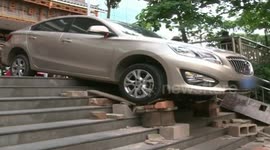 南宁：轿车卡在楼梯上 进退两难