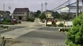 溧阳 未系安全带：两车相撞 面包车司机被甩出车外