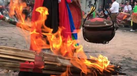 Unique rice cooking competition in Vietnam! You, fire and pot must all move while cooking rice