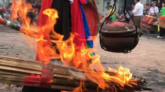 Unique rice cooking competition in Vietnam! You, fire and pot must all move while cooking rice