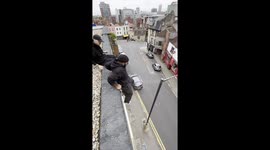 United Kingdom: London's 'Spider-Man' jumps off roof and slides down lamppost in impressive stunt
