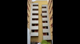 United Kingdom: Daredevil seen leaping from balcony to balcony