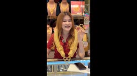 Thai jeweller shows off giant gold chain weighing 7kg as demand soars