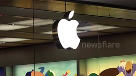 US: Apple Customers Dash to Stores to Buy iPhones Ahead of Tariffs