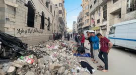 Gaza Strip: Muslims gather at destroyed mosques to perform prayers