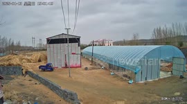 Man knocked down by metal door during strong wind in Heilongjiang, China