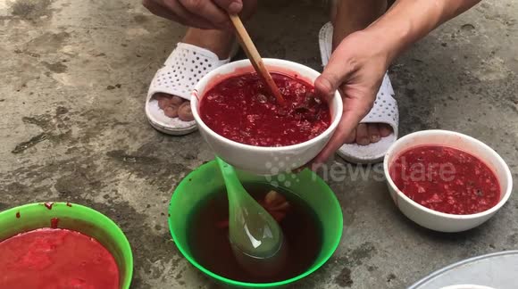 Experience firsthand the processing process and enjoy the horror dish made from fresh animal blood of the Vietnamese people