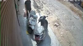 Two criminals came, brandished a pistol, and fled after snatching a gold chain robbery in the country's capital, Delhi