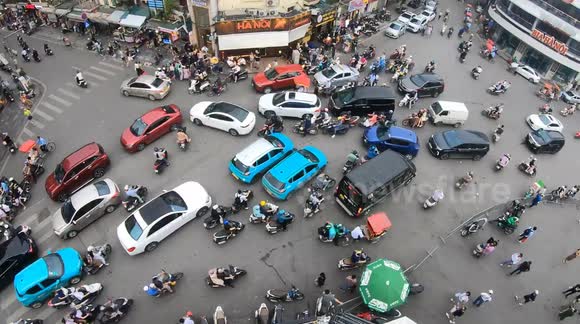 Would You Dare Cross This Insane Intersection? Vietnam’s Heart-Stopping Chaos and Wild Traffic Caught in Timelapse!