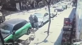 Türkiye: MOMENT - Man jumps onto car during 6.2 earthquake in Istanbul