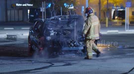 US, Los Angeles: Westchester Vehicle Catches Fire After Crashing Into Book Store