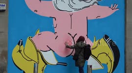 Billy Connolly mural in city centre overwhelms woman at the sight of his buns