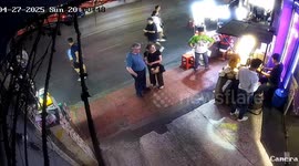 Kind locals help tourist who collapses with heat stroke in Bangkok