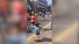 Cute clip shows little boy high-fiving London Marathon runners
