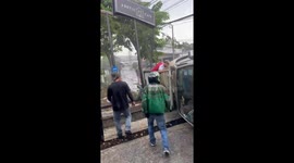 Satang helps elderly woman after car overturns in Bangkok