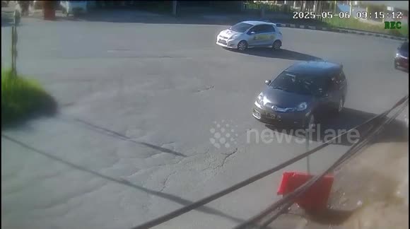 CCTV footage of a bus loaded with passengers overturning in Padang Panjang, Indonesia