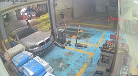 Mechanic rushes out to stop electric shutters from crashing car