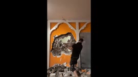 Wall chip hits face during demolition in Düsseldorf