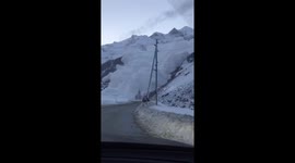 Swiss drivers scramble to avoid avalanche