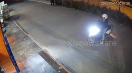Türkiye: MOMENT - Motorcycle crashes into pet shop in central Türkiye, causing damage