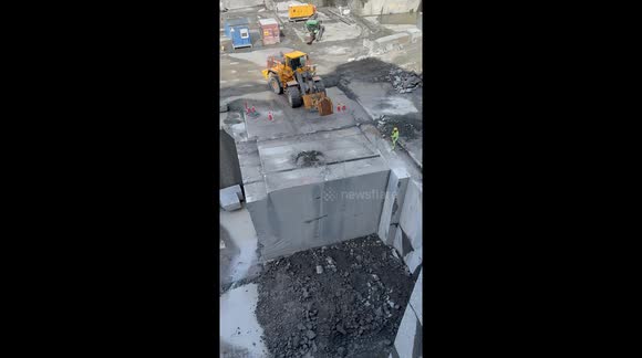 Watch an amazing view of a gigant slab of granite being pulled over by an amazing equipment attached to a wheelloader.