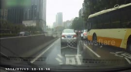 Boy going skateboard in motorway narrowly escapes death in Guangzhou，China