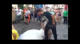 成都：同性恋男子穿婚纱求婚失败