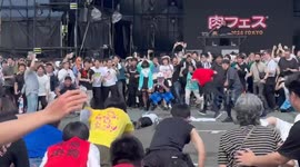 Men protects grandmother from crowd running to stage