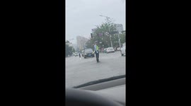 Traffic officer redirects driver after brief confusion in Hebei, China