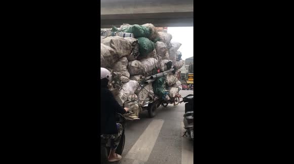 Forget Fast & Furious – Try Stacked & Seriously Risky! Overloaded 4-meter-high tricycle weaves through narrow and crowded streets