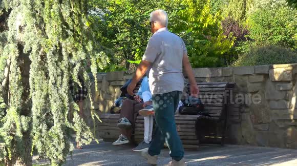 Girl wears thong in the park (unedited prank)