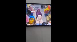 Elderly Woman Caught Taking Wallet at Siti Khadijah Market, Kota Bharu – Help Us Recover IC, Bank Cards & Cash