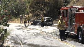US, Los Angeles: Calabasas Vehicle Fire Prompts Wildfire Response