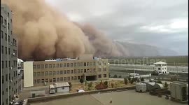 Timelapse shows powerful sandstorm turn day into pitch black in China