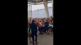 Vidéo exclusive montrant un mouvement de foule violent à l’entrée de la fosse lors du concert de JUL au Vélodrome (24 mai) : des dizaines de personnes tombent, certaines sont piétinées, scènes de panique, absence visible de sécurité
