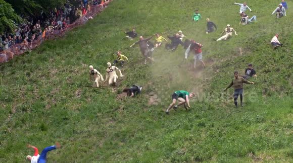 Tumbles galore as Cheese Rolling contestants take part in 2025 contest