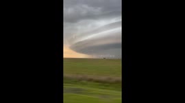 US: Huge Shelf Cloud Seen Over Follett, Texas