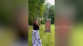Woman nails first-ever axe throw - splits axe handle with a perfect hit