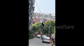 Elderly man builds DIY cable car to reach 5th floor after growing tired of climbing stairs
