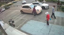 Elderly couple narrowly avoids falling flower pot in Henan, China