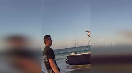 US: Jacksonville Officers Rescue Stranded Boat From Hanna Park Beach