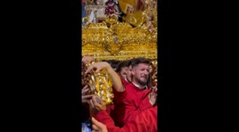 290 people lift a 3500kg throne in Malaga's Easter Week festivities