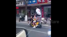 5人骑1辆共享电动车街头狂奔