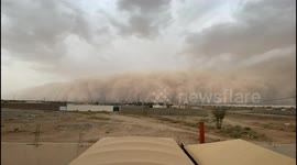 Ominous timelapse shows huge dust storm coming towards house