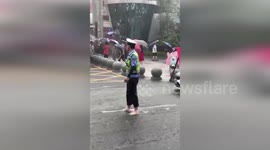 Traffic officer goes barefoot to brave the rain in China