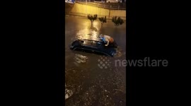 Heavy rain in Dalian causes flooding, submerging cars; occupants escape through windows